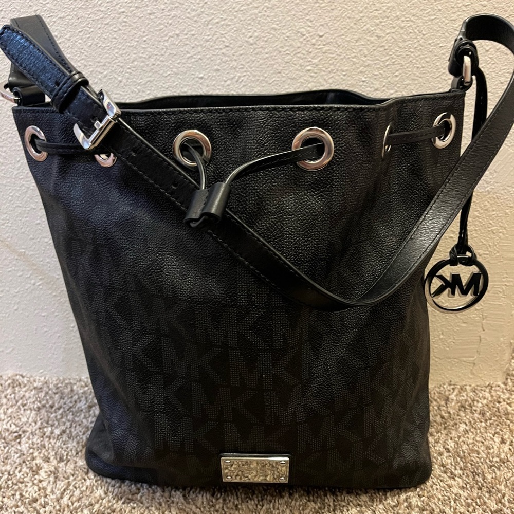 MICHAEL KORS Large Jules Black Shoulder Bag